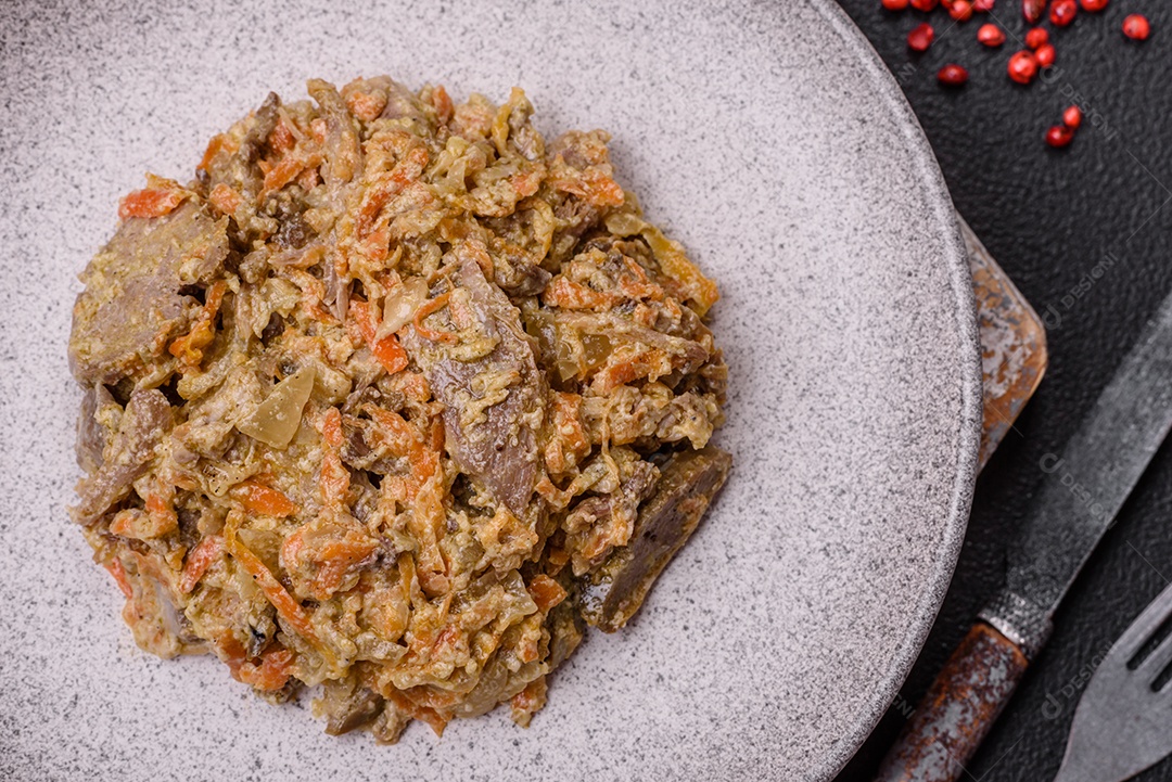 Deliciosa língua de carne cozida ou de porco cortada com cenouras, cebolas, creme de leite e especiarias num prato cerâmico