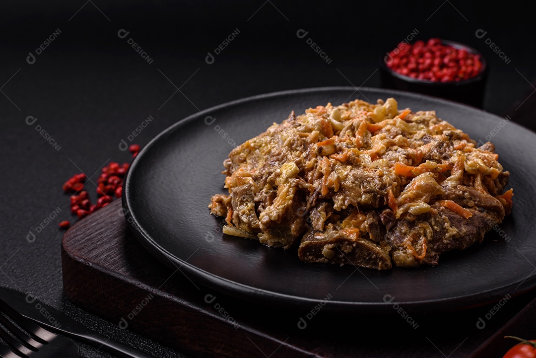 Deliciosa língua de carne cozida ou de porco cortada com cenouras, cebolas, creme de leite e especiarias num prato cerâmico