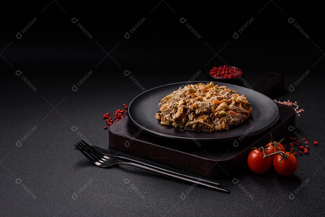 Deliciosa língua de carne cozida ou de porco cortada com cenouras, cebolas, creme de leite e especiarias num prato cerâmico