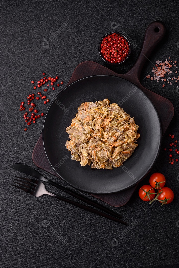 Deliciosa língua de carne cozida ou de porco cortada com cenouras, cebolas, creme de leite e especiarias num prato cerâmico