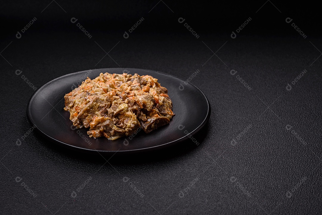 Deliciosa língua de carne cozida ou de porco cortada com cenouras, cebolas, creme de leite e especiarias num prato cerâmico