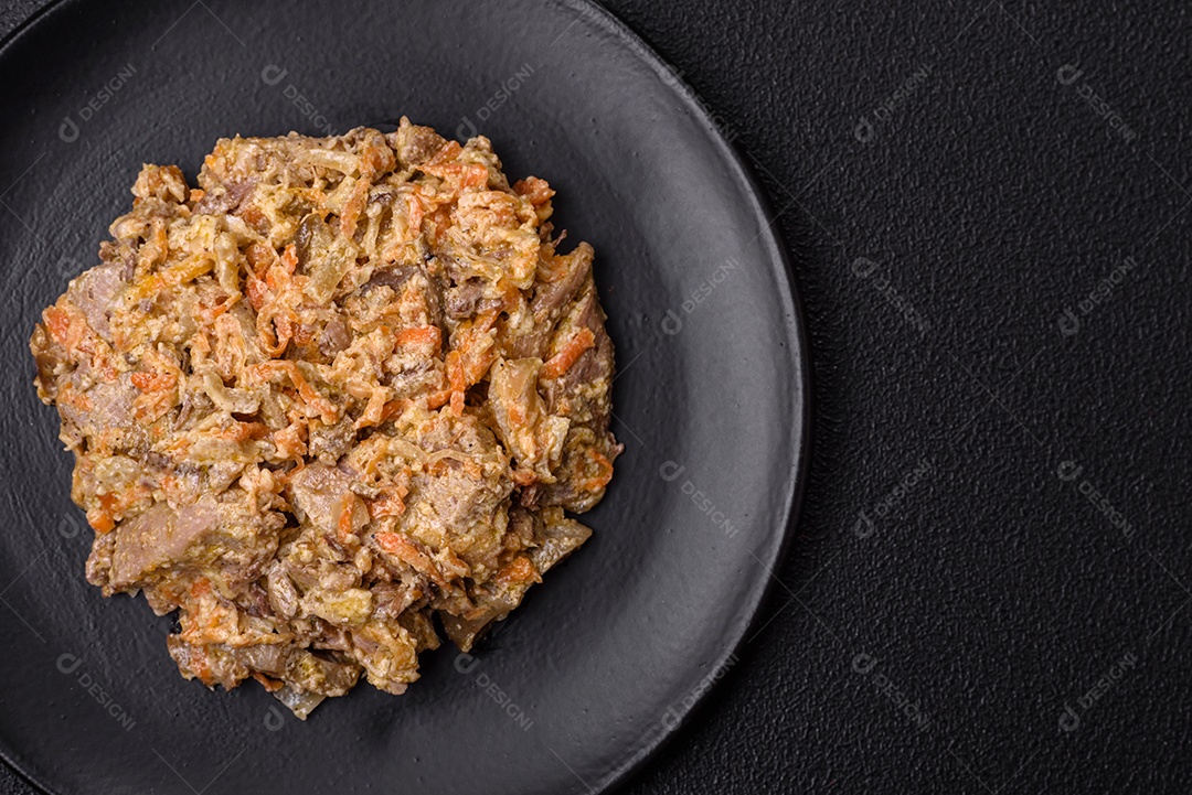 Deliciosa língua de carne cozida ou de porco cortada com cenouras, cebolas, creme de leite e especiarias num prato cerâmico