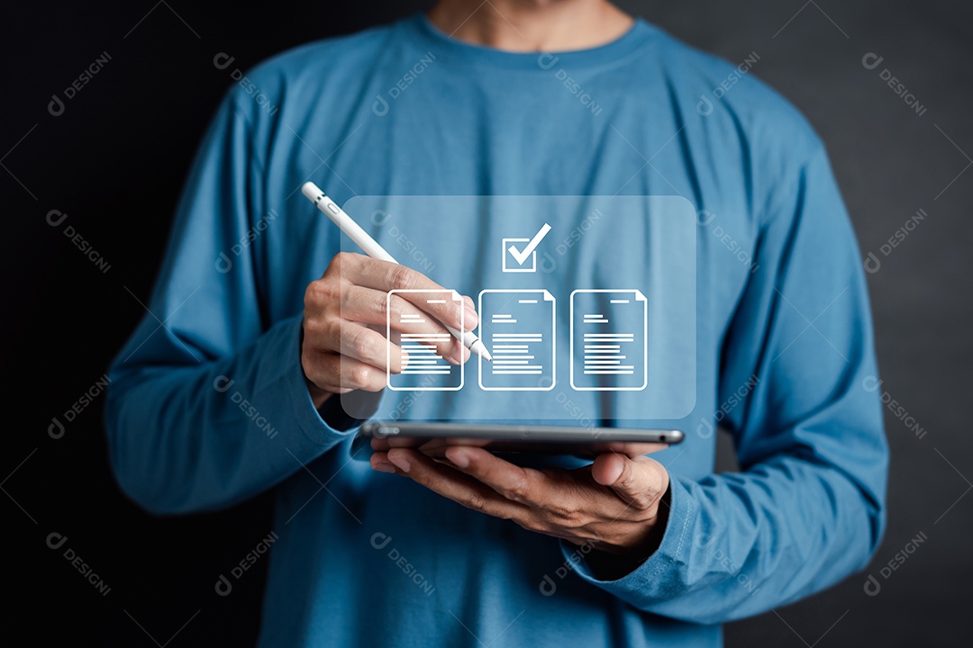 Homem jovem empresário em seu escritório