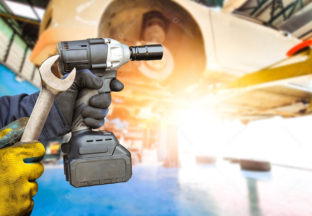 Ferramentas de reparo de automóveis em uma mão mecânica