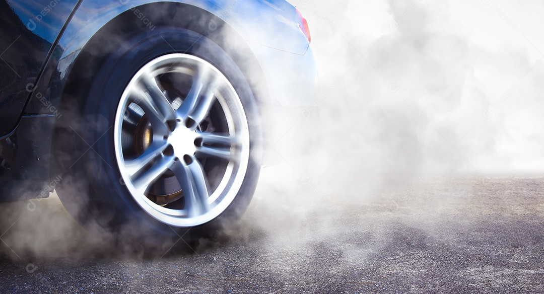 As rodas do carro de corrida giram em velocidade na pista