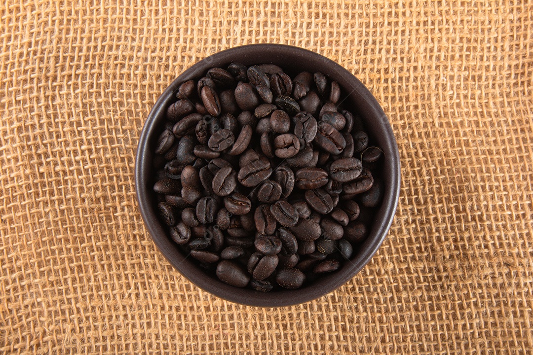 Tigela com grãos de café torrados