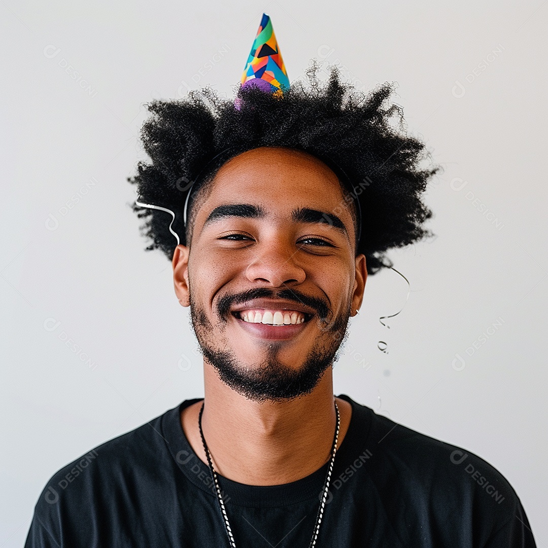 Homem sorridente, usando um chapéu de festa em um fundo branco