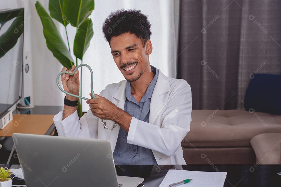 Médico em reunião on-line com mesa e laptop