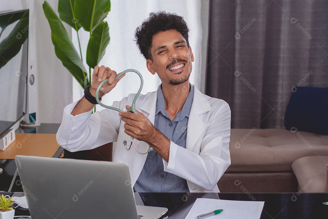 Médico em reunião on-line com mesa e laptop