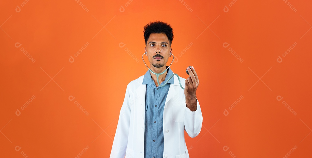 Jovem médico com estetoscópio apontando isolado