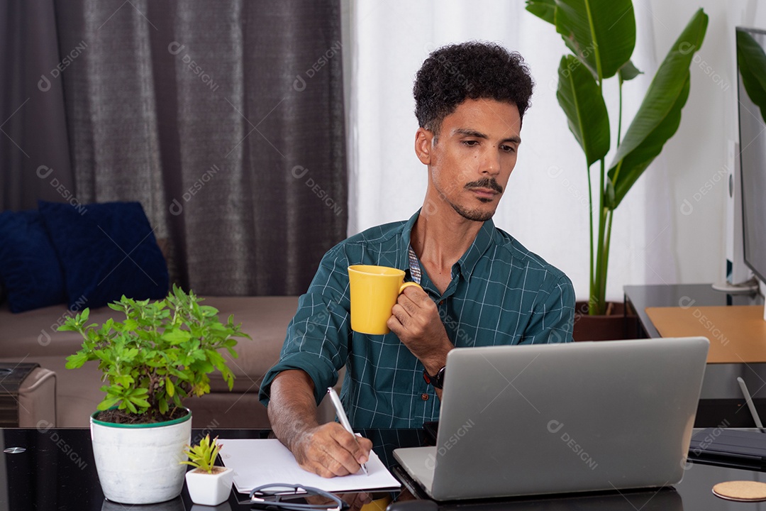 Jovem nômade em uma reunião de teletrabalho em uma mesa com laptop