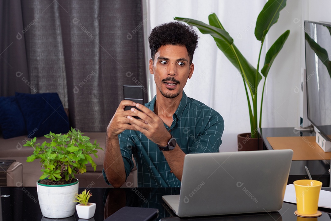 Jovem nômade em uma reunião de teletrabalho em uma mesa com laptop