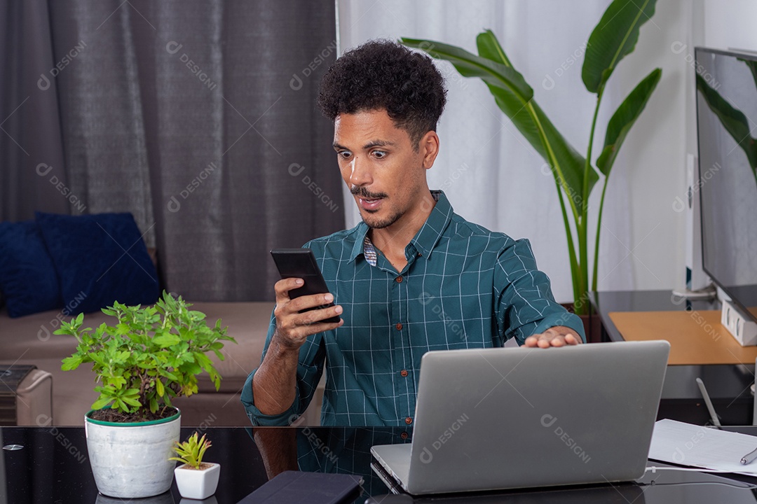 Jovem nômade em uma reunião de teletrabalho em uma mesa com laptop