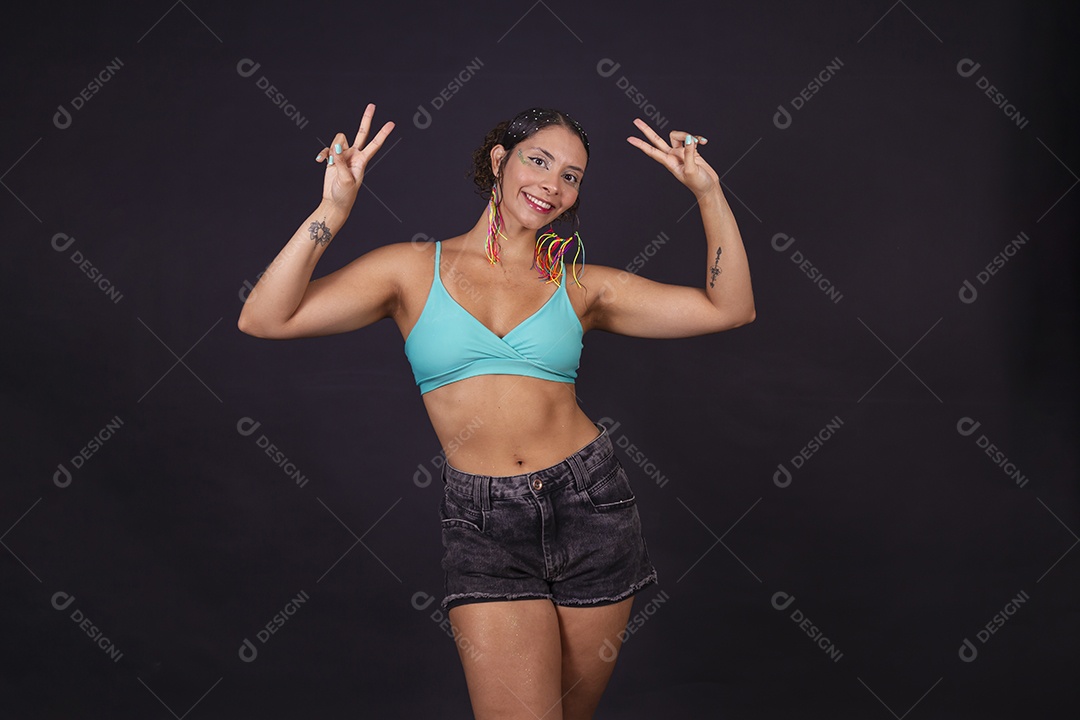 Linda mulher fantasiada para o carnaval