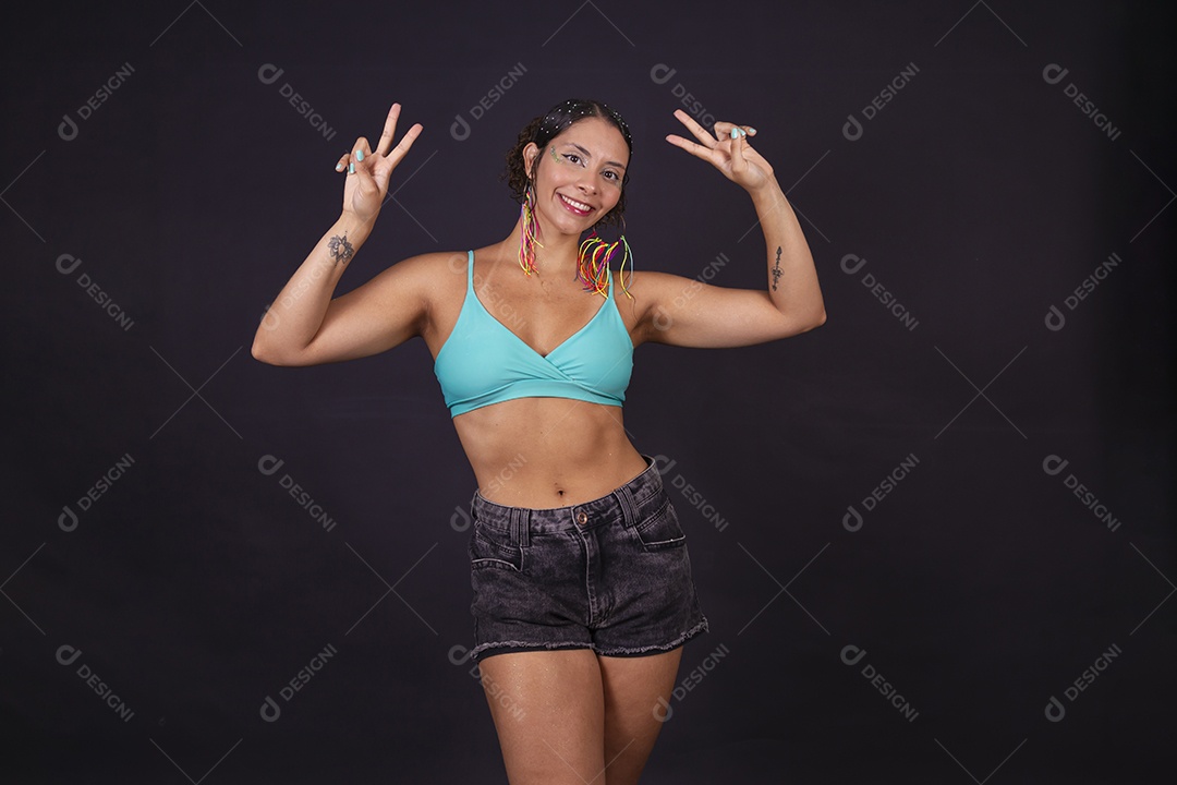 Linda mulher fantasiada para o carnaval