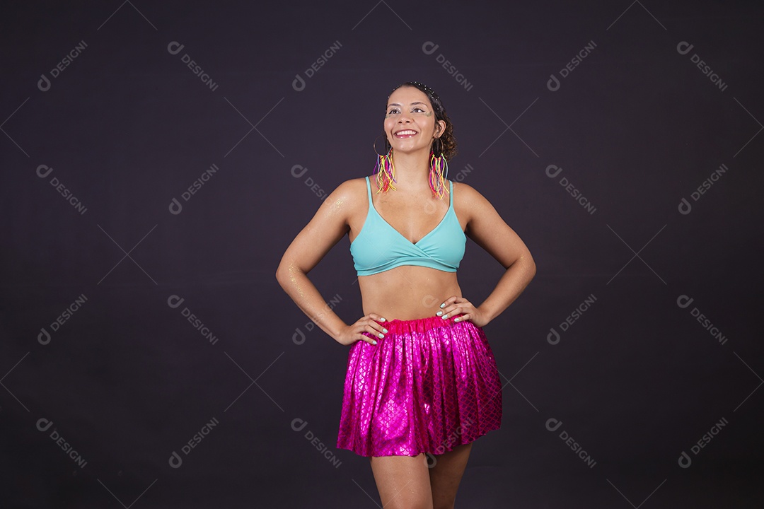 Linda mulher fantasiada para o carnaval