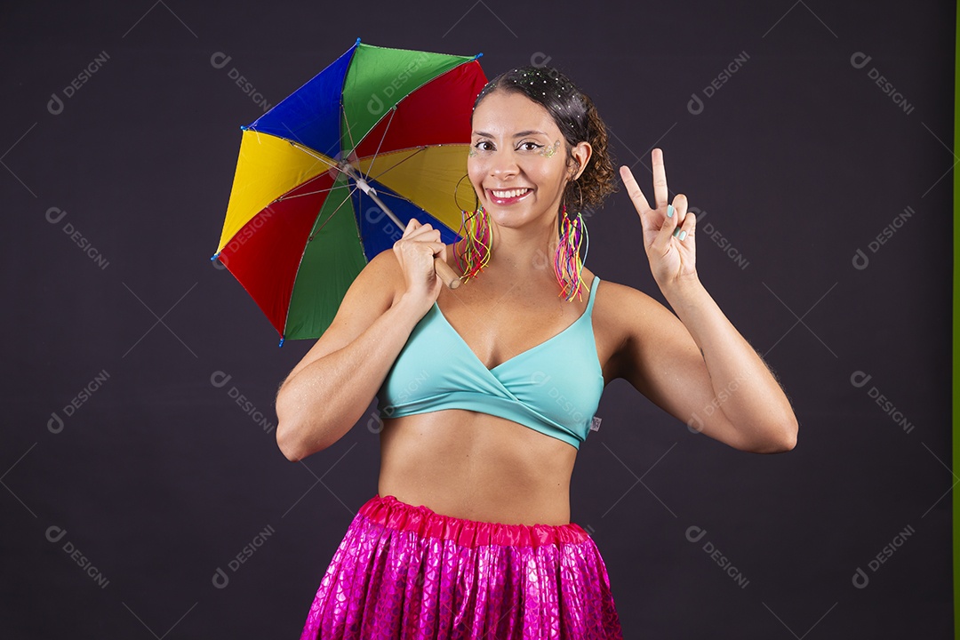 Linda mulher fantasiada para o carnaval