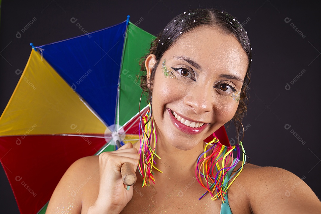 Linda mulher fantasiada para o carnaval
