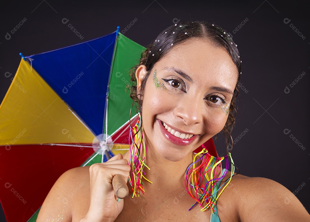 Linda mulher fantasiada para o carnaval