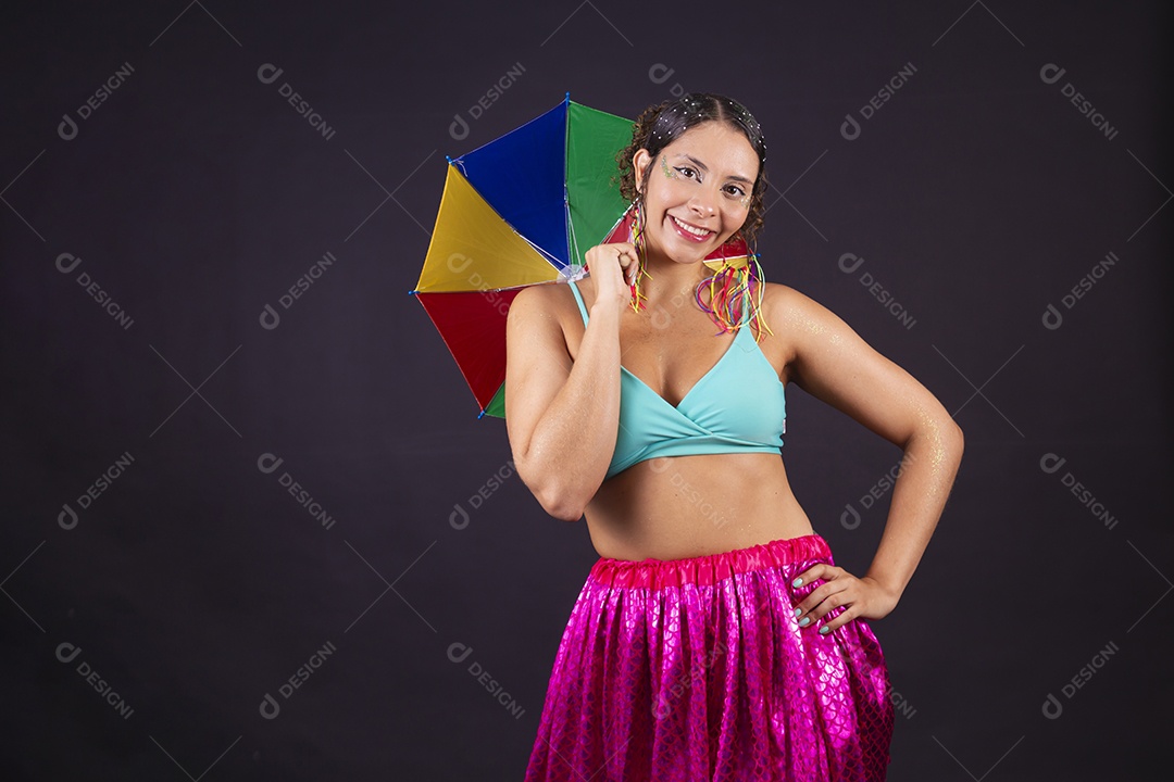 Linda mulher fantasiada para o carnaval