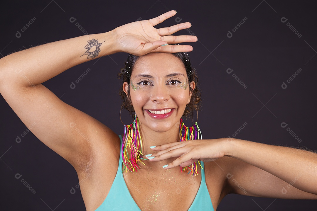 Linda mulher fantasiada para o carnaval