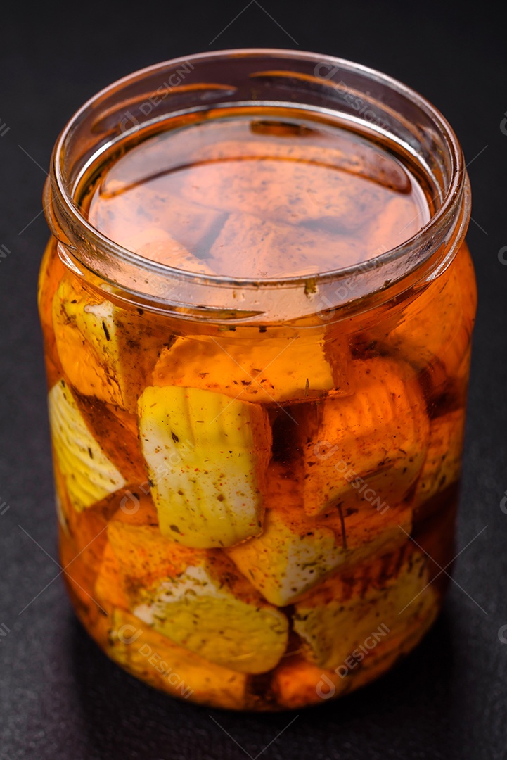 Delicioso queijo feta branco macio com sal, especiarias e ervas sobre um fundo escuro de concreto. Ingredientes para pratos mediterrâneos