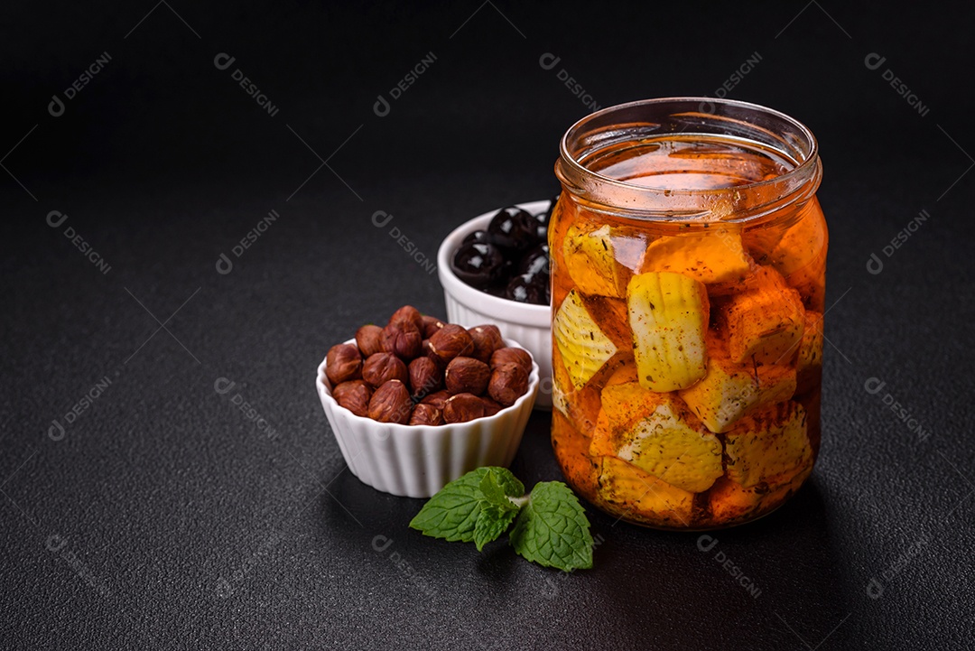 Delicioso queijo feta branco macio com sal, especiarias e ervas sobre um fundo escuro de concreto. Ingredientes para pratos mediterrâneos