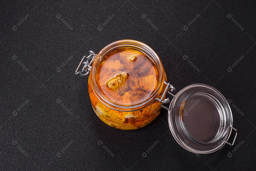 Delicioso queijo feta branco macio com sal, especiarias e ervas sobre um fundo escuro de concreto. Ingredientes para pratos mediterrâneos