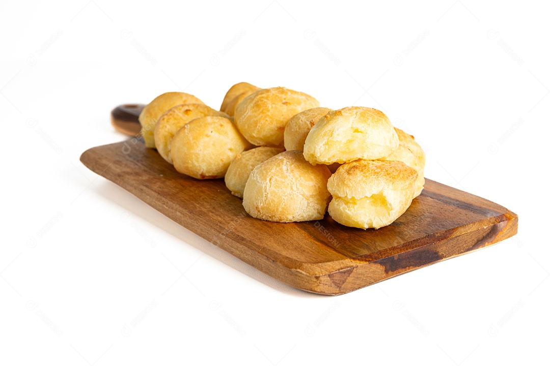 Pão de queijo sobre tábua de madeira isolado em fundo branco.