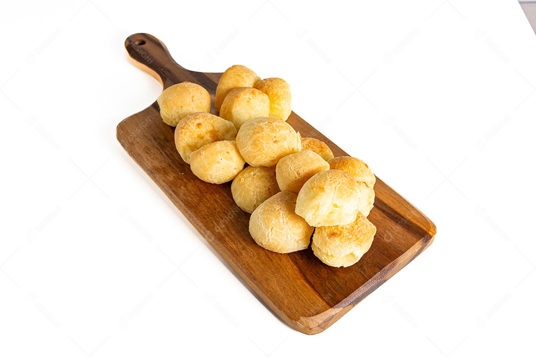 Pão de queijo sobre tábua de madeira isolado em fundo branco.