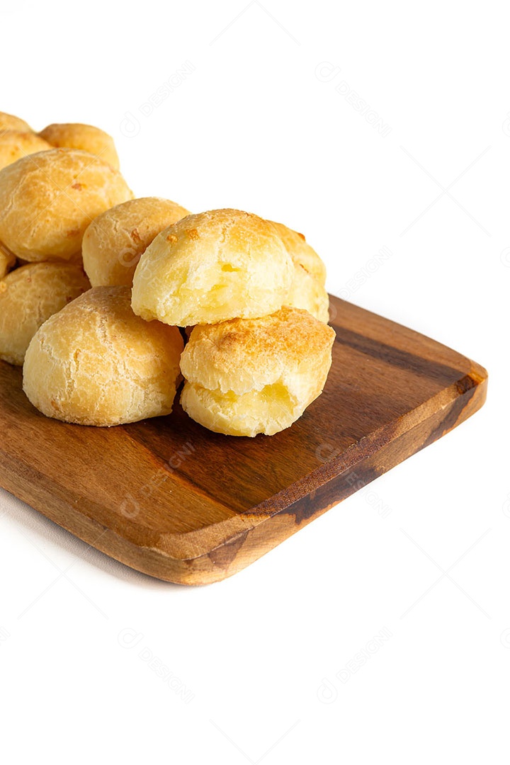 Pão de queijo sobre tábua de madeira isolado em fundo branco.