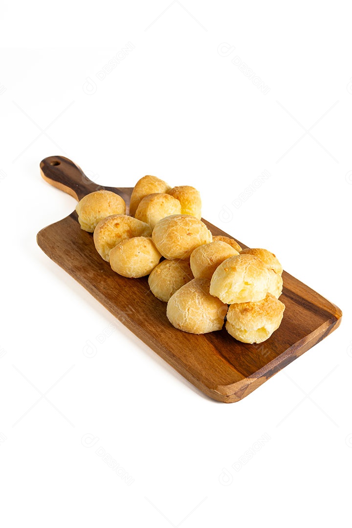 Pão de queijo sobre tábua de madeira isolado em fundo branco.