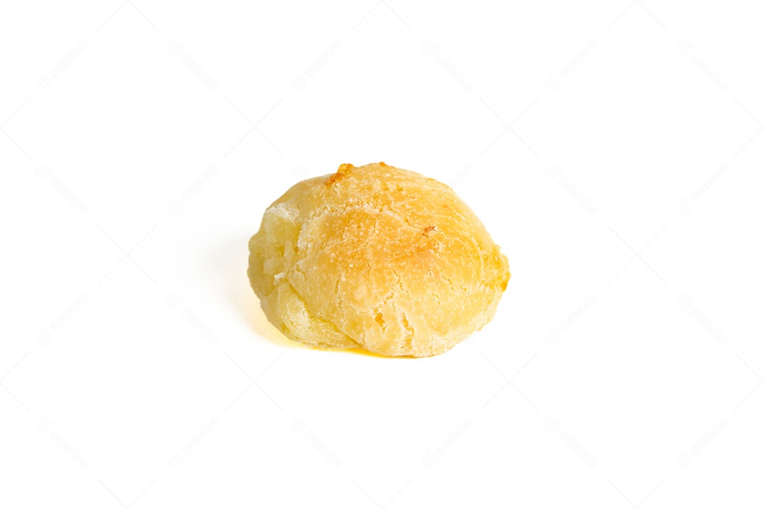 Pão de queijo sobre fundo isolado em branco.
