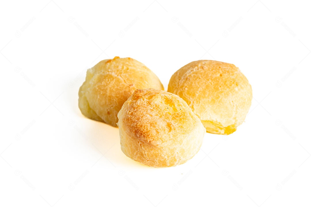 Pão de queijo sobre fundo isolado em branco.