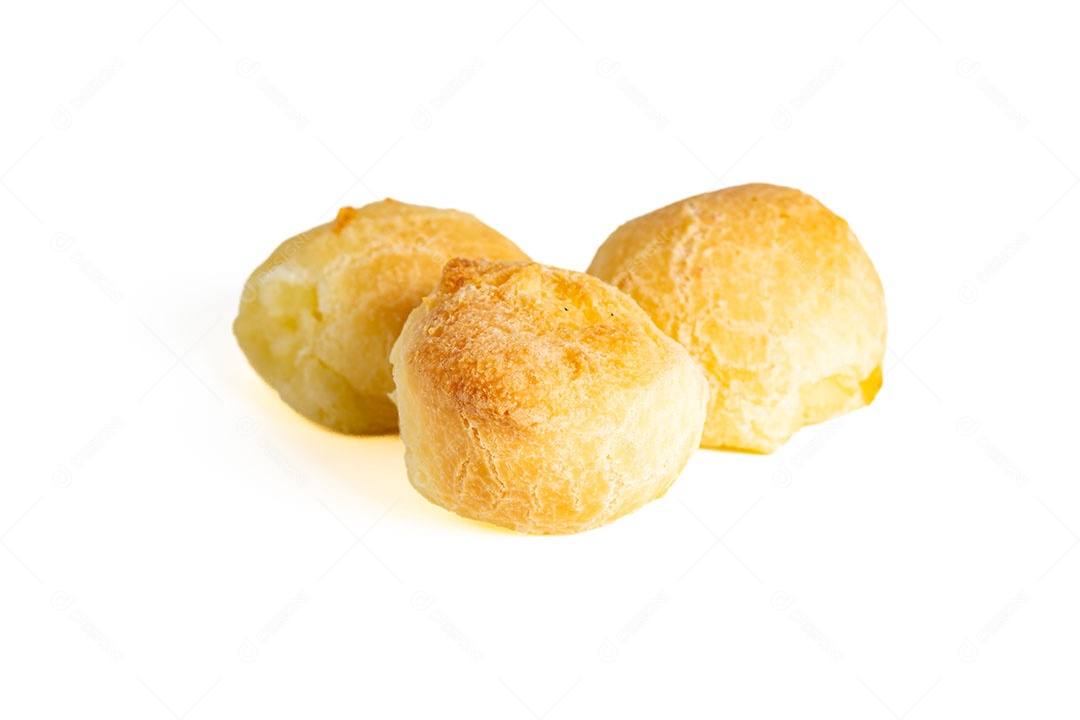 Pão de queijo sobre fundo isolado em branco.