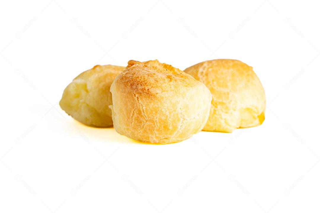 Pão de queijo sobre fundo solado em branco.