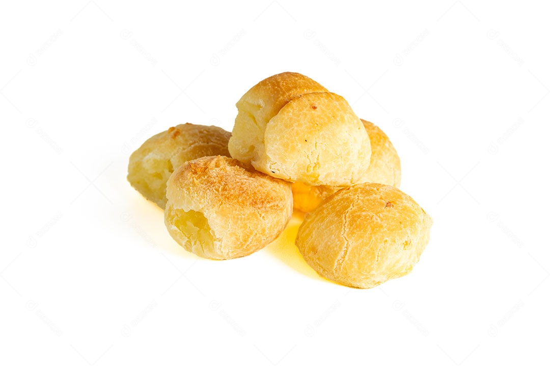 Pães de queijo sobre fundo isolado branco.