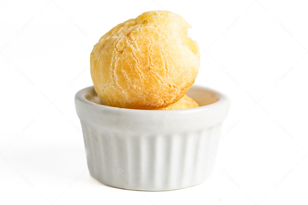 Pães de queijo sobre fundo isolado branco.