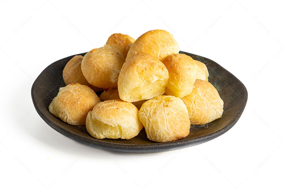 Pães de queijo em prato de madeira sobre fundo isolado branco.