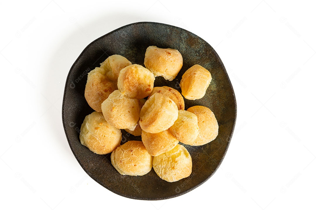 Pães de queijo em prato de madeira sobre fundo isolado branco.