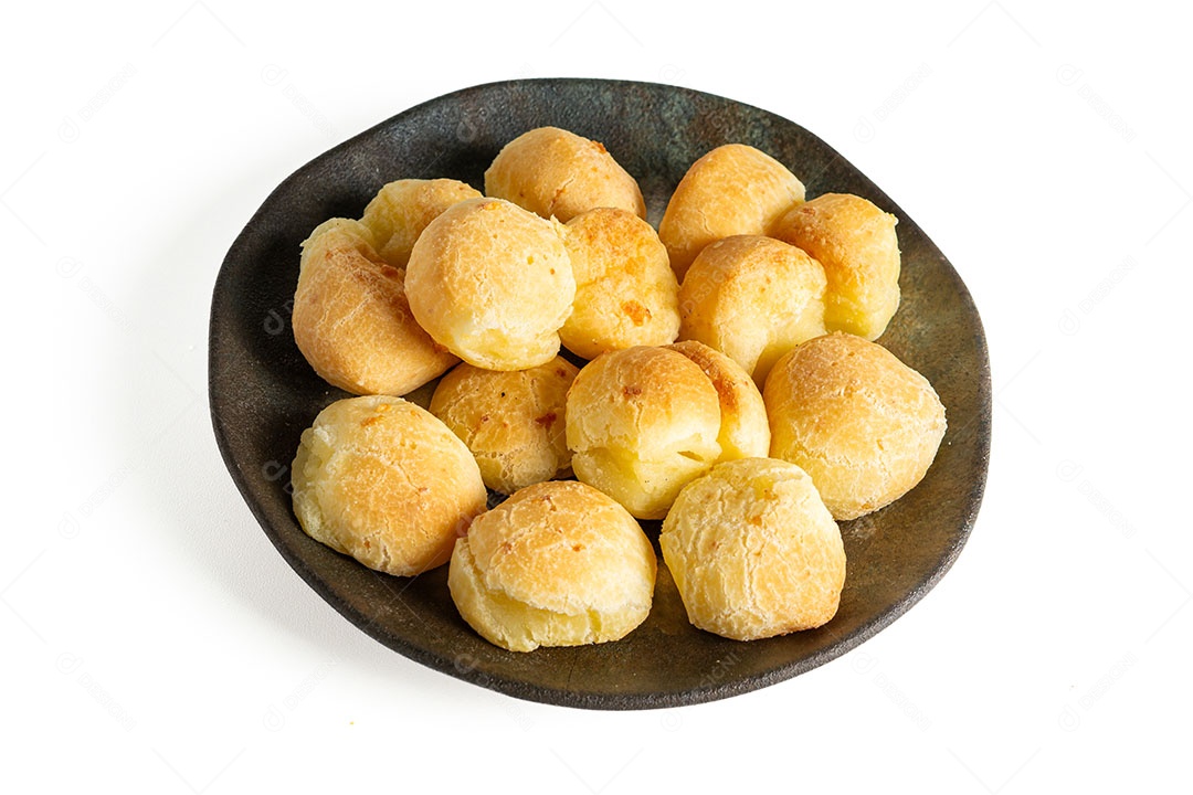Pães de queijo em prato de madeira sobre fundo isolado branco.