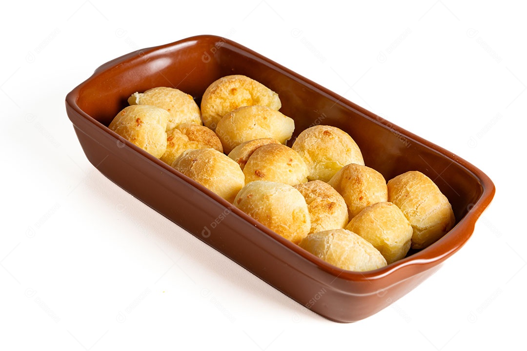 Pães de queijo em um recipiente sobre fundo isolado branco.