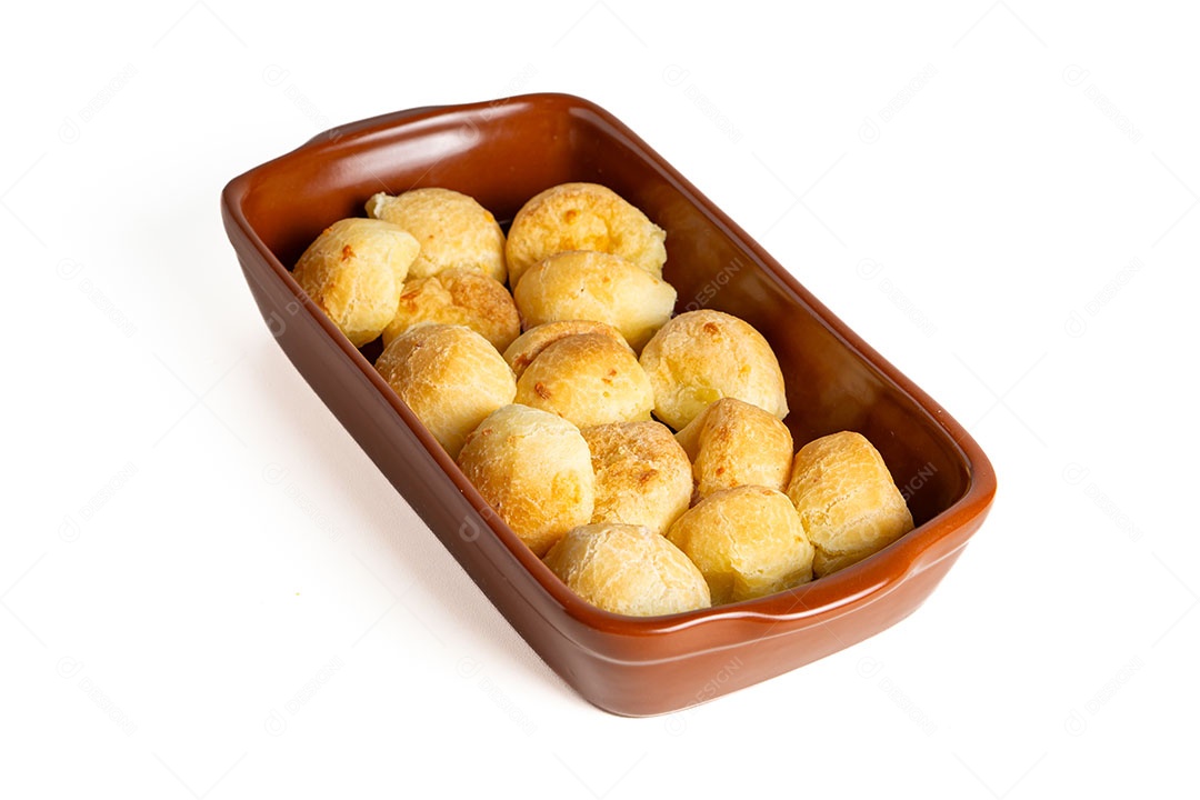 Pães de queijo em um recipiente sobre fundo isolado branco.