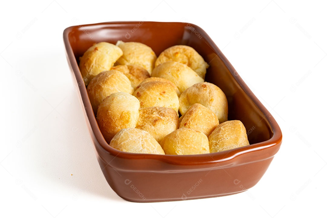 Pães de queijo em um recipiente sobre fundo isolado branco.