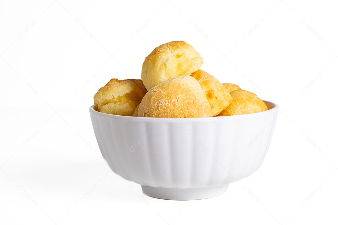 Pães de queijo em um recipiente sobre fundo isolado branco.