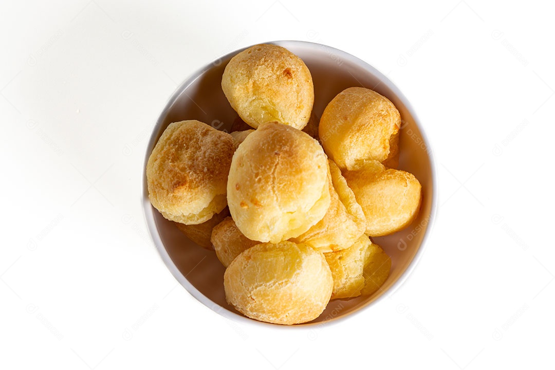 Pães de queijo em um recipiente sobre fundo isolado branco.