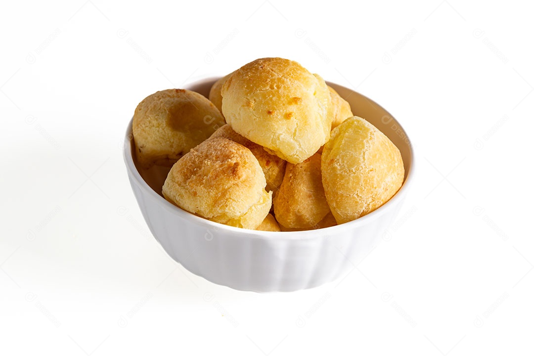 Pães de queijo em um recipiente sobre fundo isolado branco.