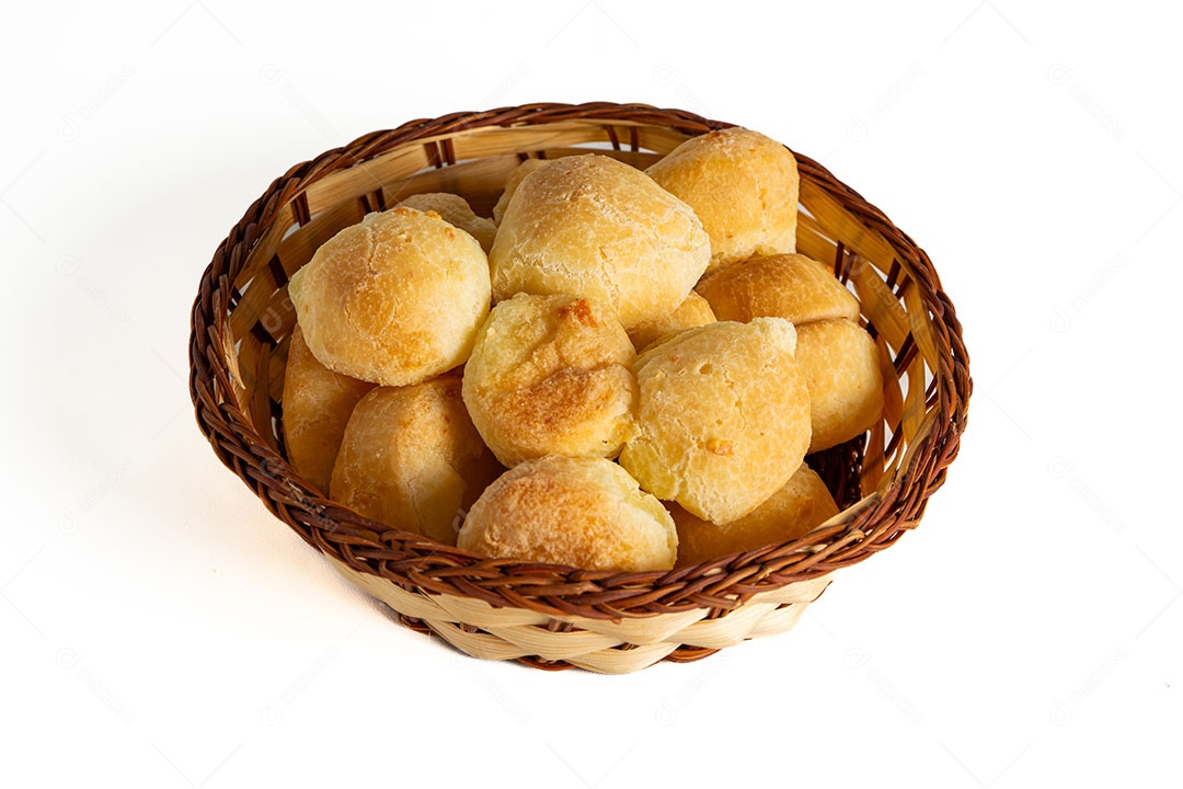 Pães de queijo em um recipiente sobre fundo isolado branco.