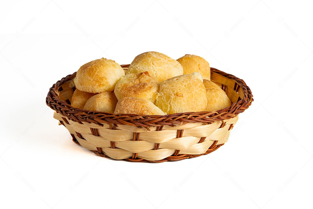 Pães de queijo em um recipiente sobre fundo isolado branco.