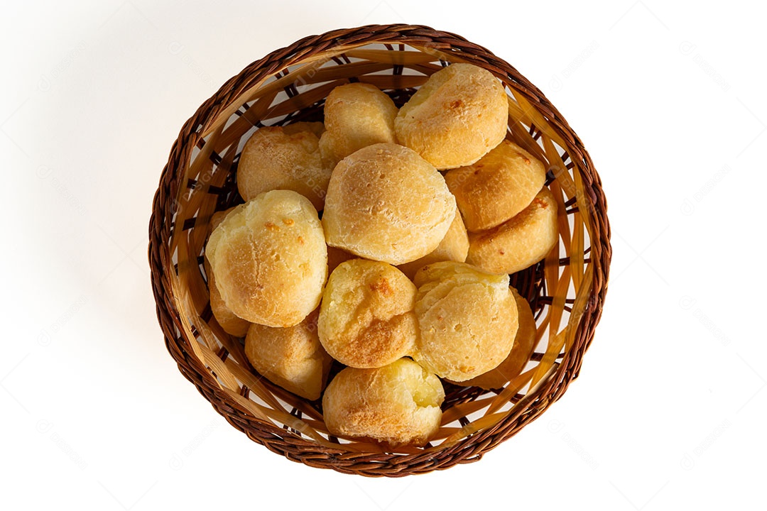 Pães de queijo em um recipiente sobre fundo isolado branco.